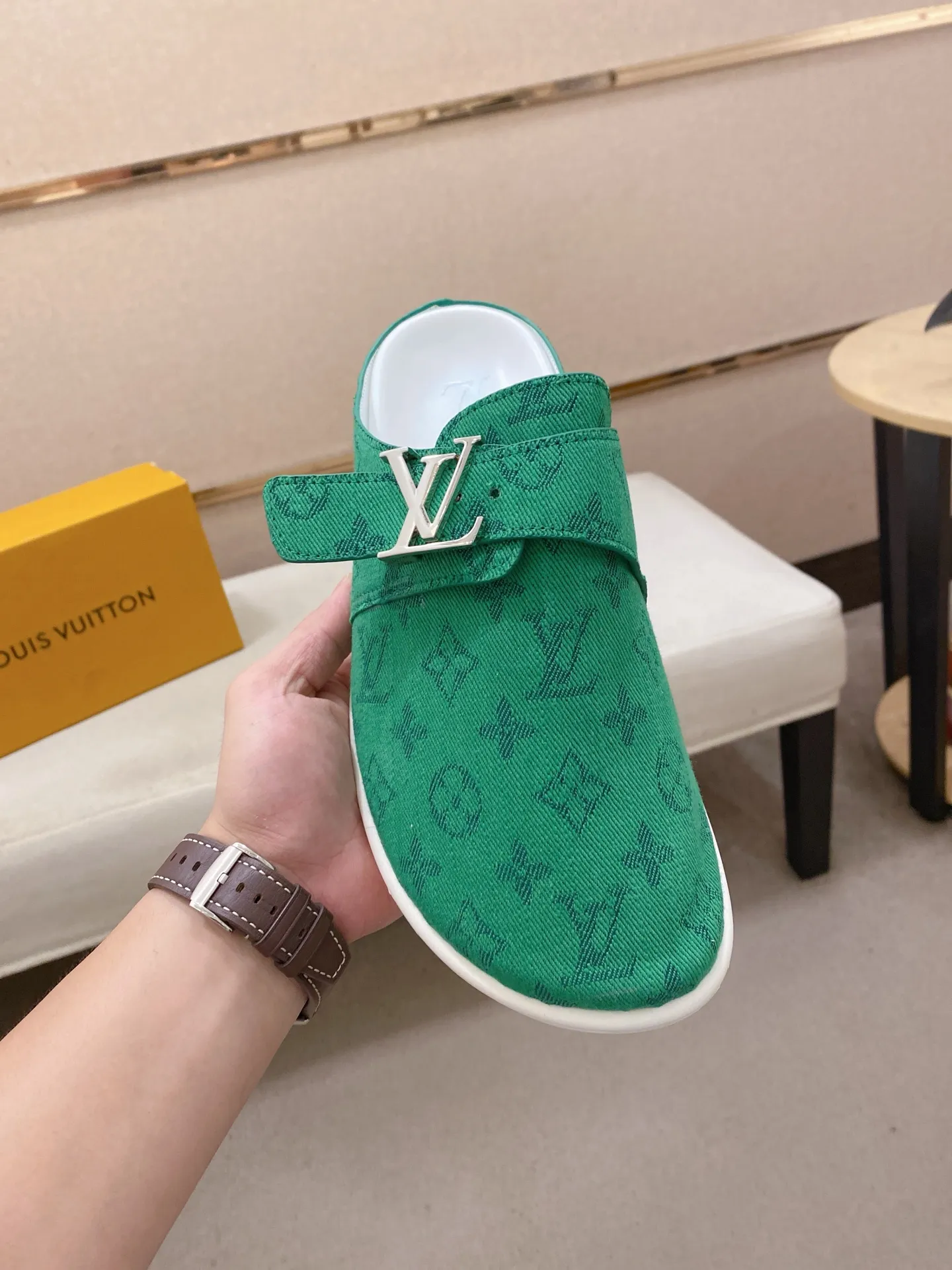 Men's shoes 💰: 360💰LV made 🔍Top purchasing agents, men's spring and summer slippers are available at the same counter. The uppers are made of Italian imported denim with logo graphics and high-quality craftsmanship. The soles are original soles specially provided by the original factory. The exclusive movable molded soles are super comfortable. Original factory follow-up products. 🔍🔍High quality. You can enter and exit the counter at will. Welcome to compare. The code number is 38-44.